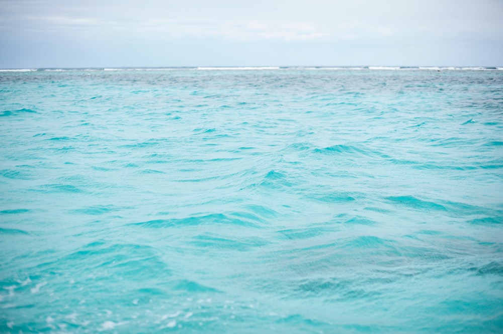 잔물결이 이는 바닷물의 타임랩스 사진