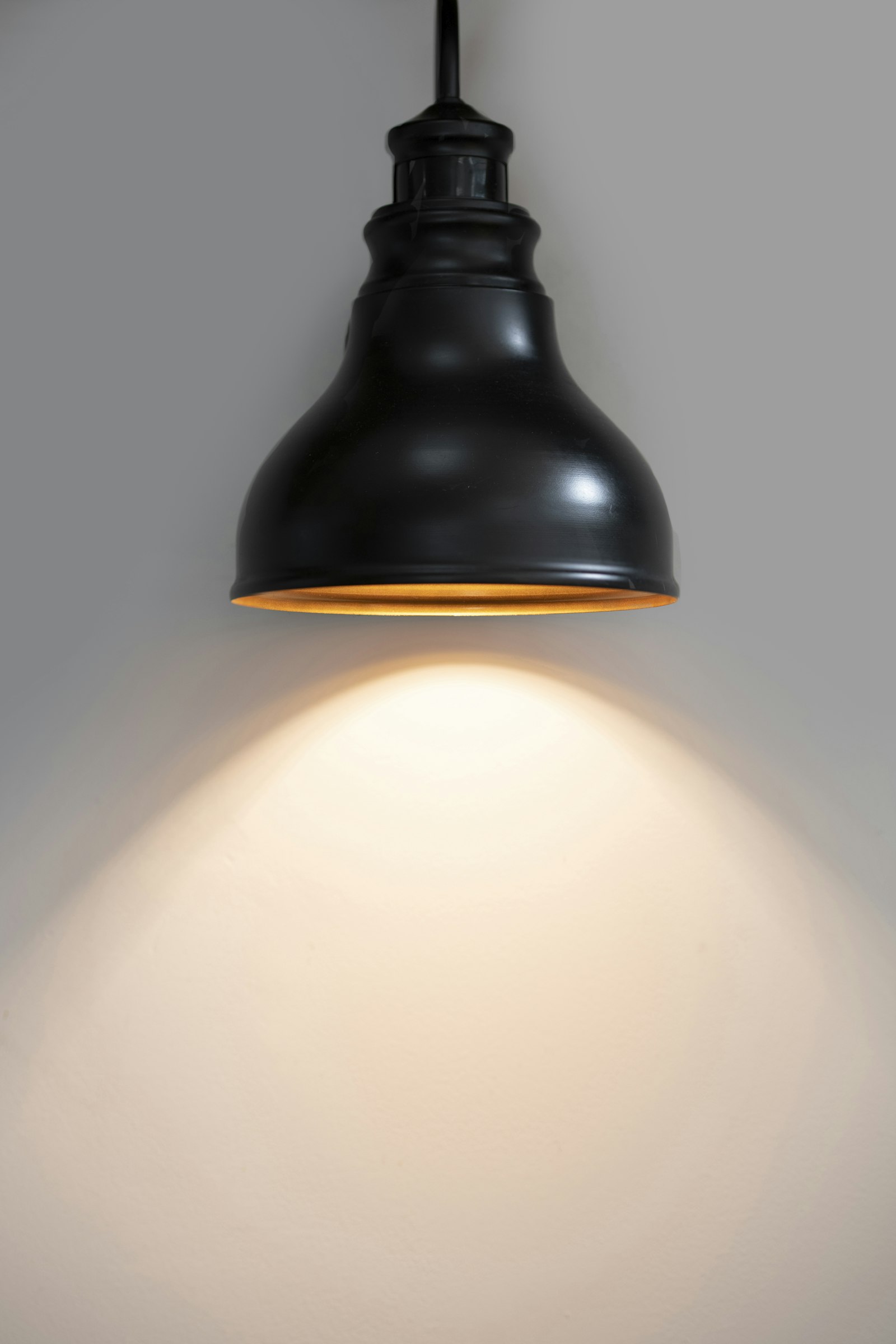 Nikon D850 + Nikon AF-S Nikkor 70-200mm F2.8G ED VR II sample photo. Black pendant lamp turned photography