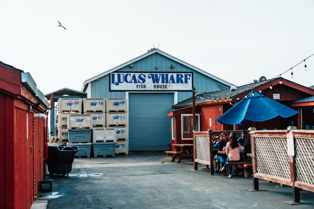 Lucas Wharf edificio vicino a persone sedute sul patio