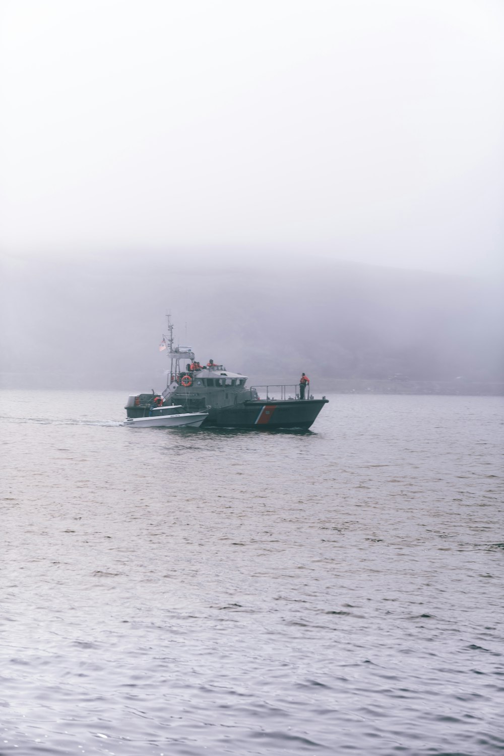 Barco blanco y gris en el cuerpo de agua