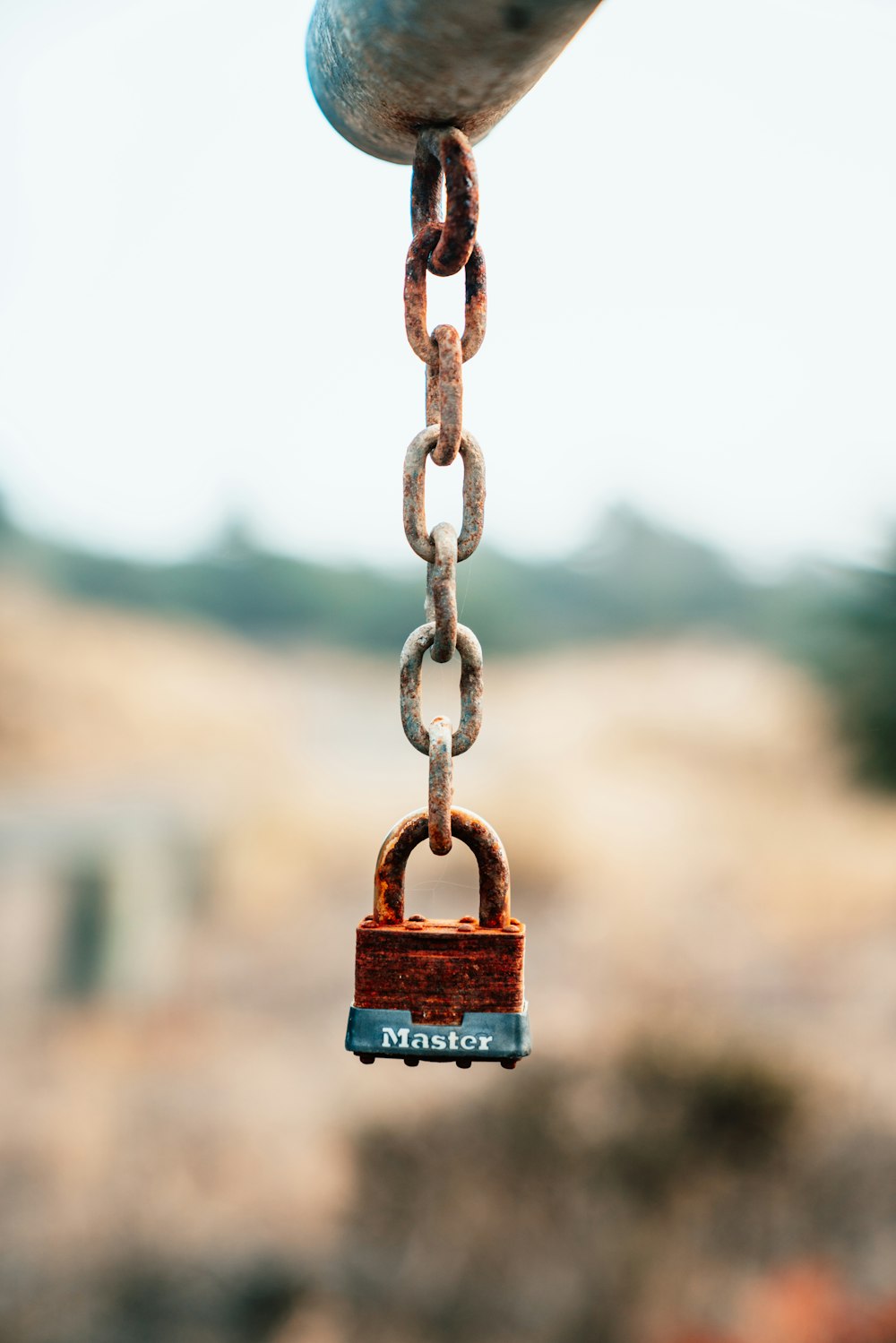 une chaîne avec un cadenas attaché