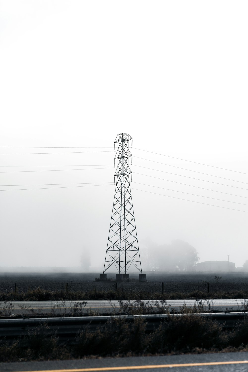 fotografia di paesaggio di una torre elettrica sotto un cielo bianco calmo