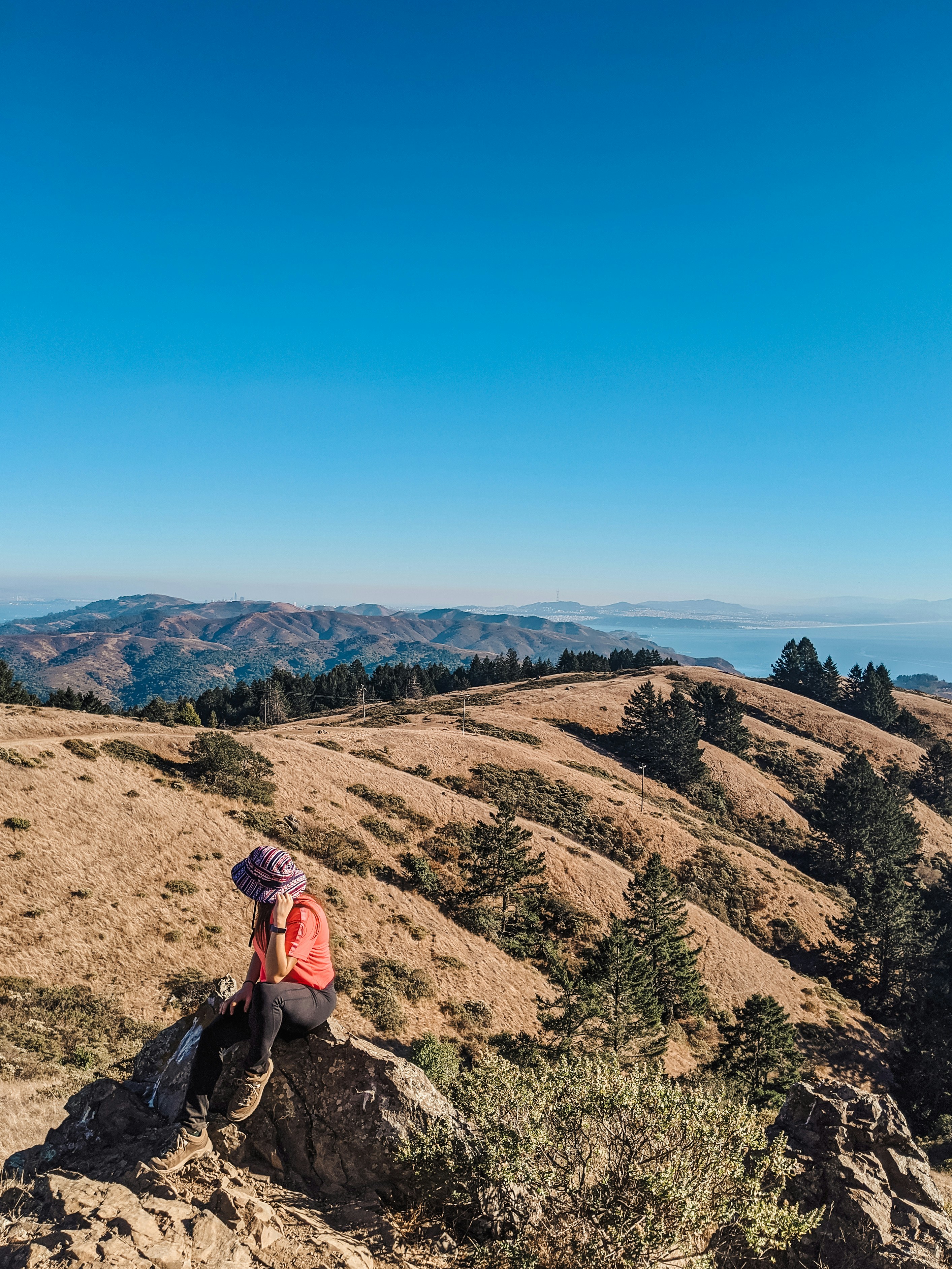 Frau sitzt auf dem Steinfoto