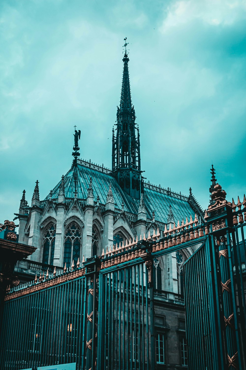 fotografia de baixo ângulo da catedral azul e cinza