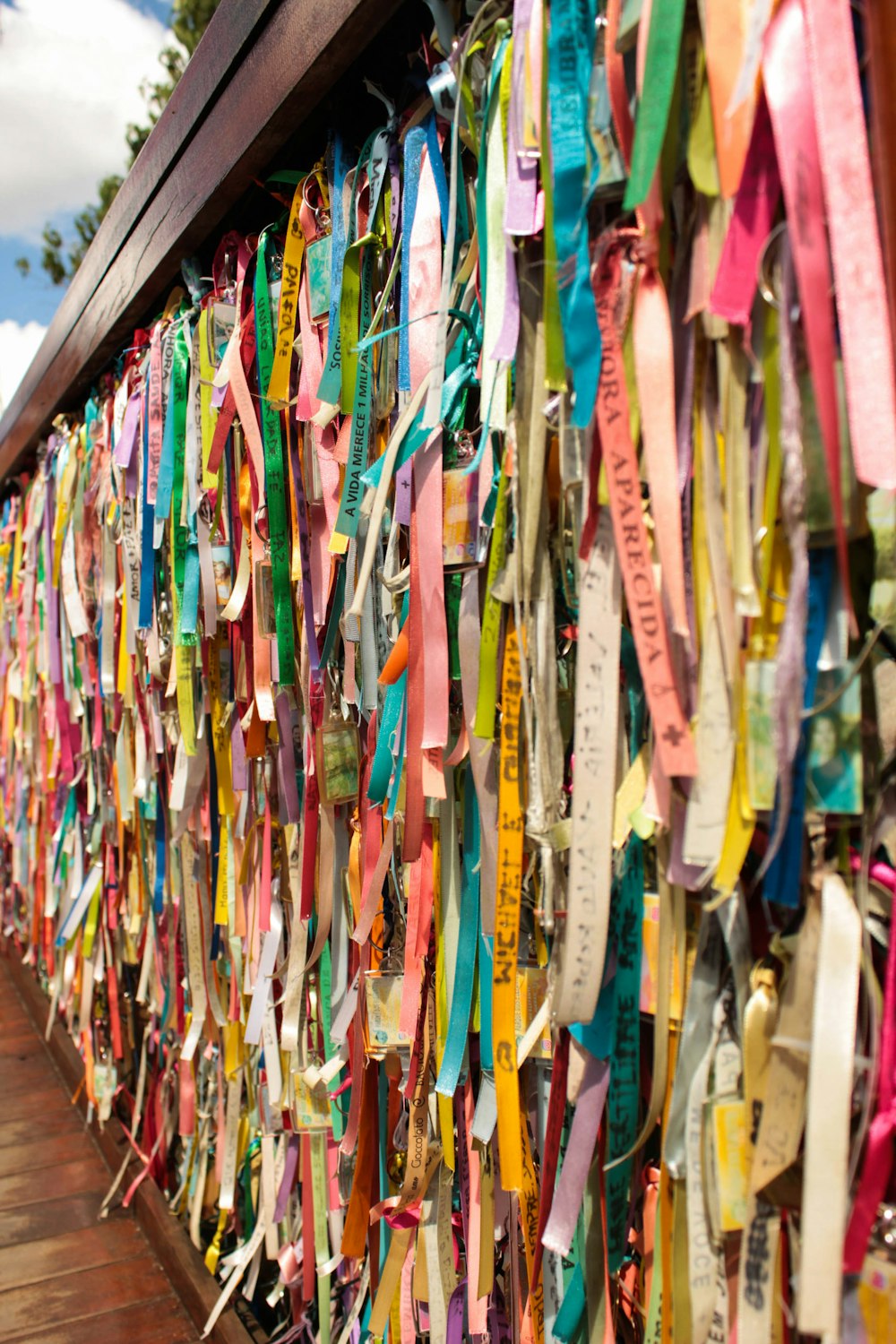 eine Wand, die mit Bändern in verschiedenen Farben bedeckt ist