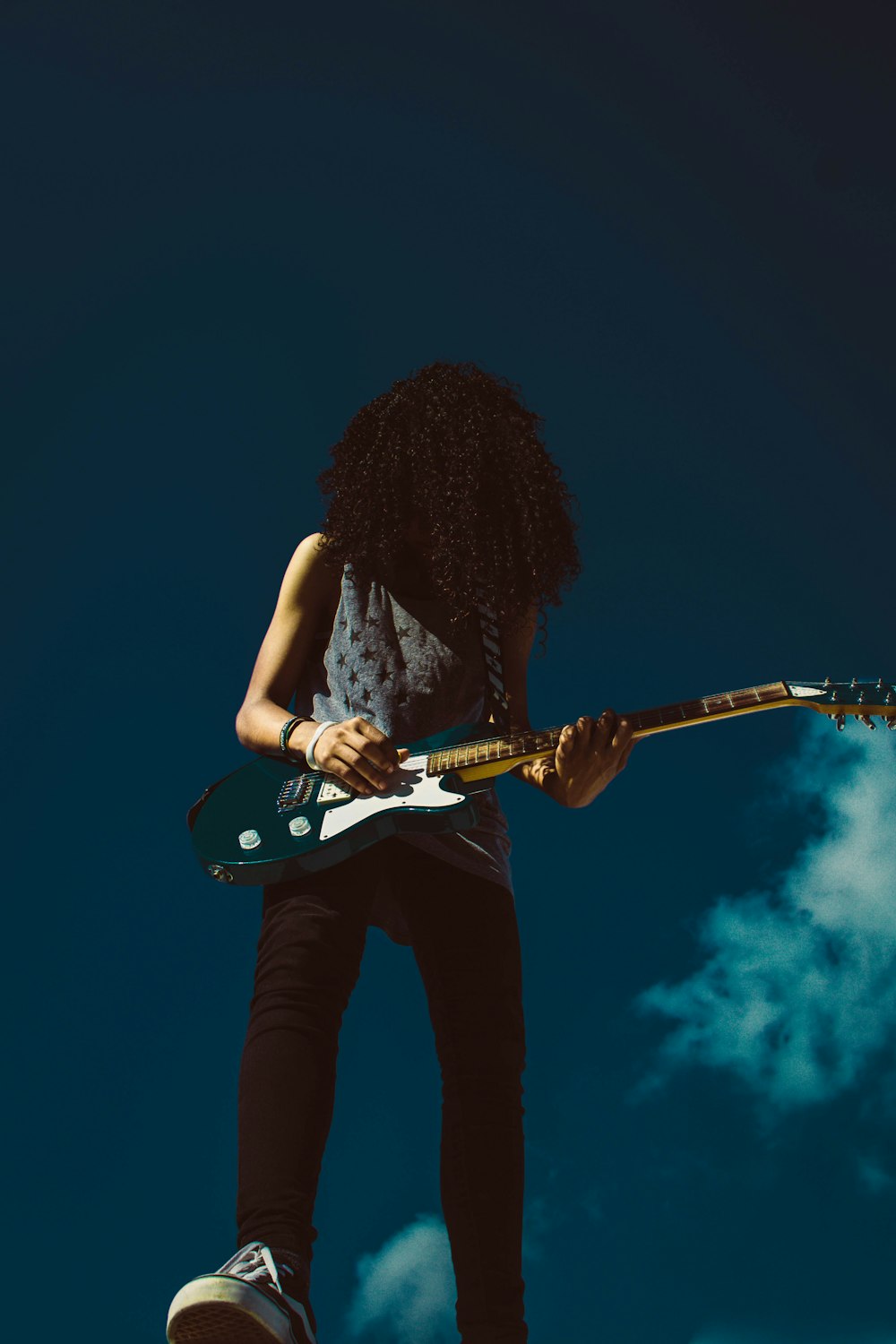 femme tenant une guitare