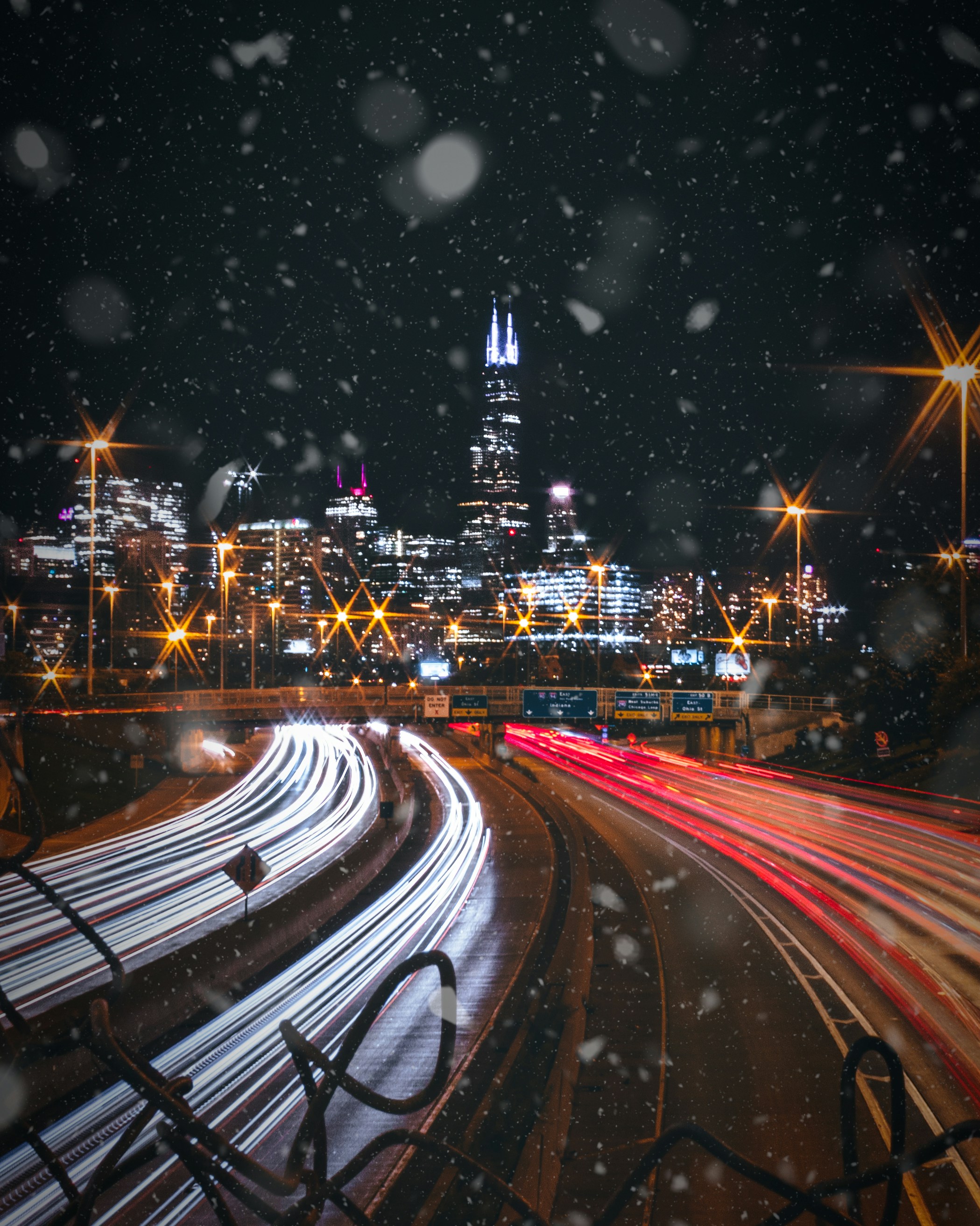 Ein Blick auf eine Stadt bei Nacht von einer Brücke