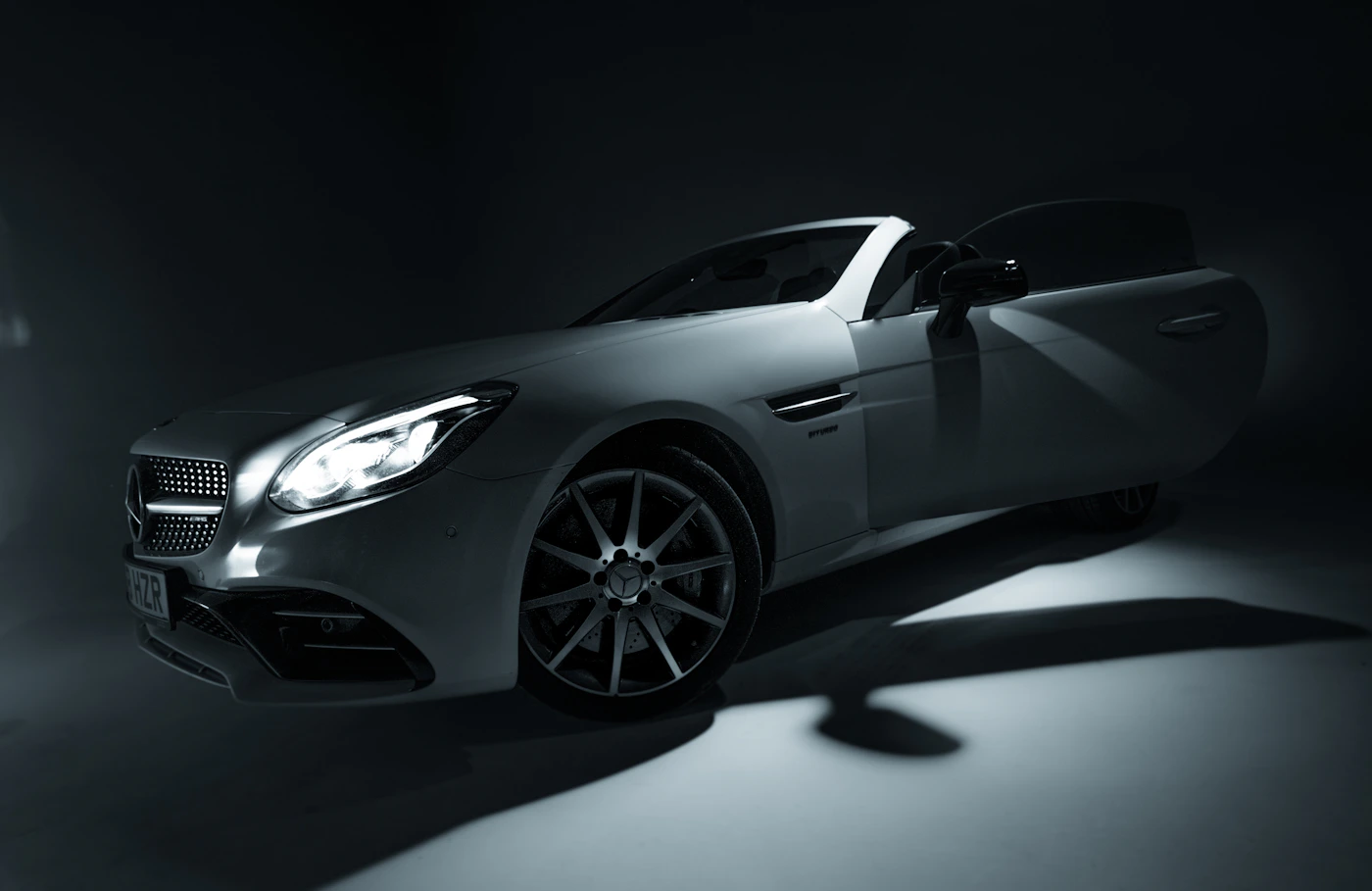 Weisser Mercedes-Benz im Studio