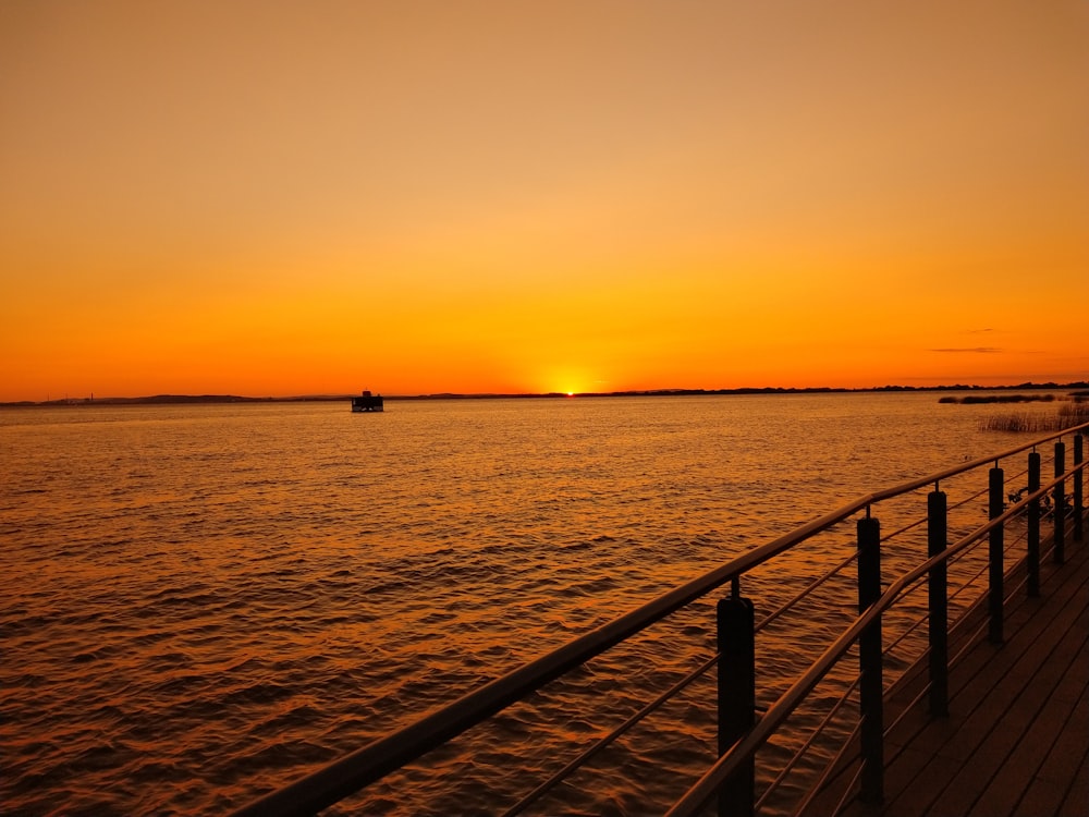 bateau sur plan d’eau au coucher du soleil