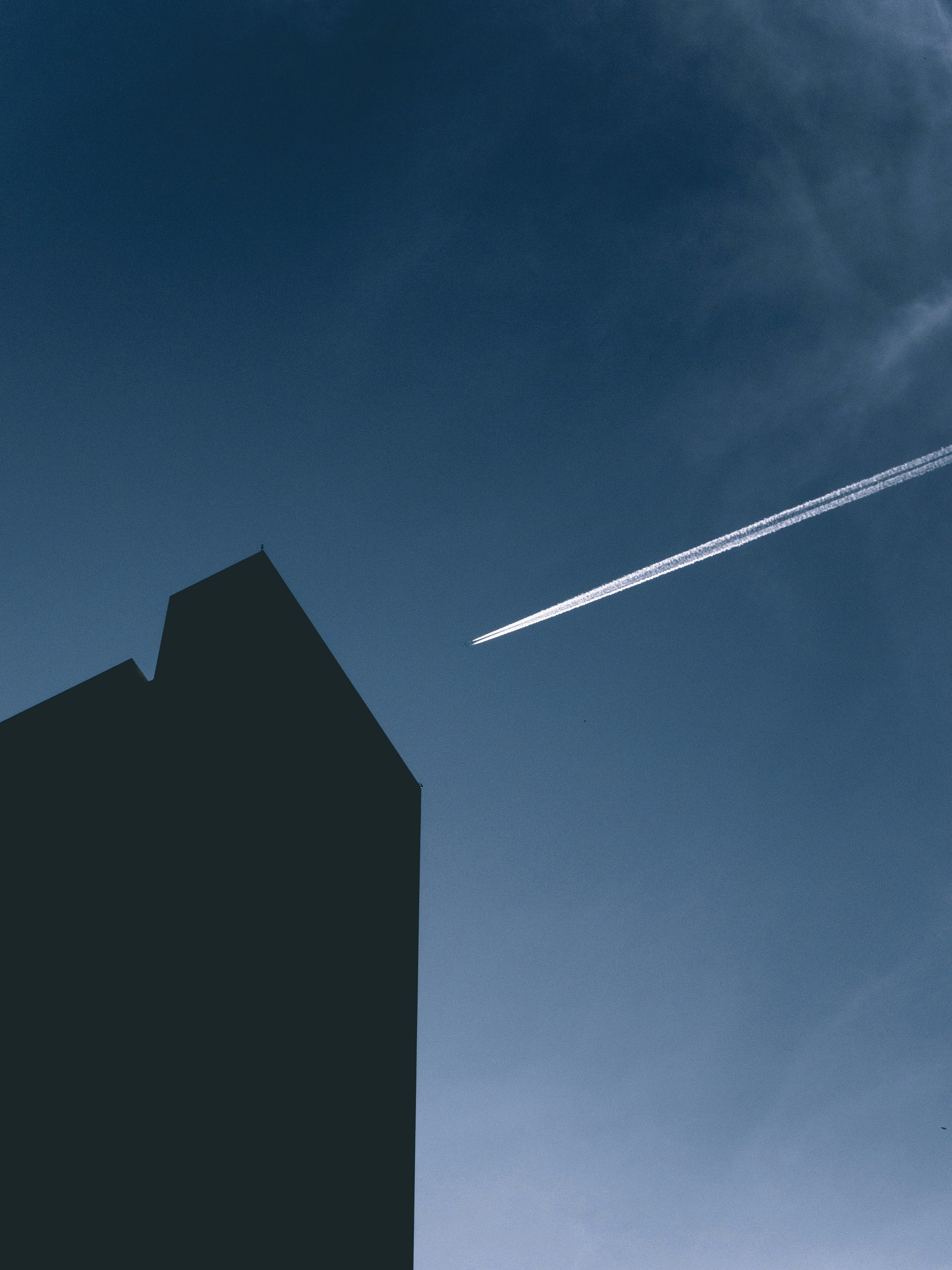 空に飛行機の飛行機雲の写真 Unsplashで見つけるグレーの無料写真