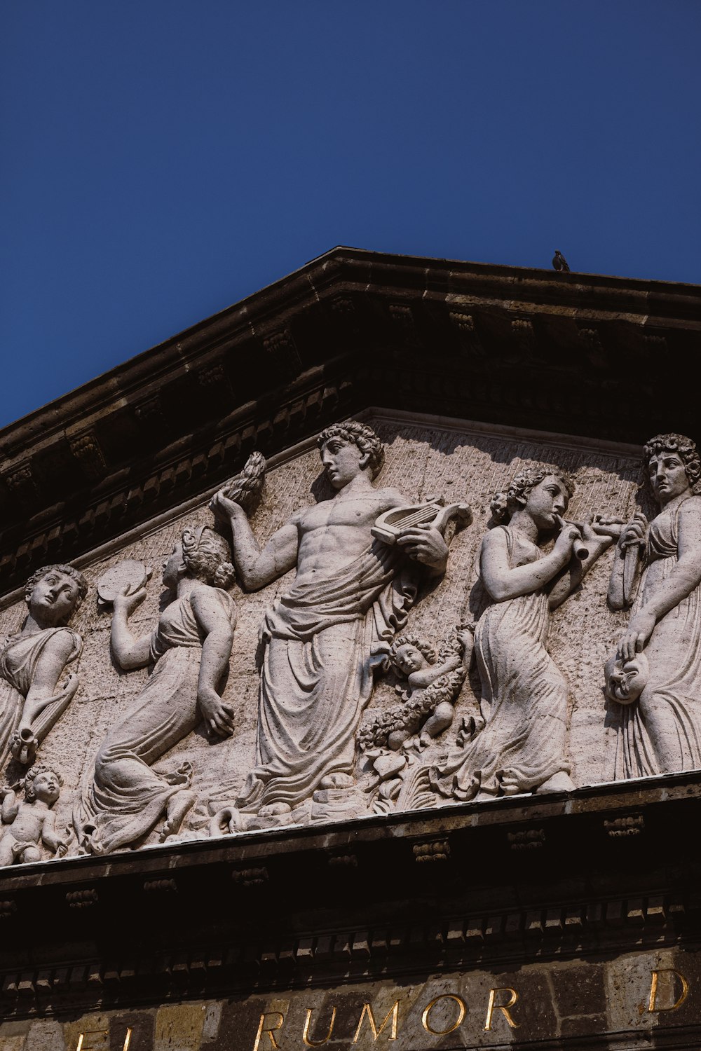 edificio con statue in rilievo durante il giorno