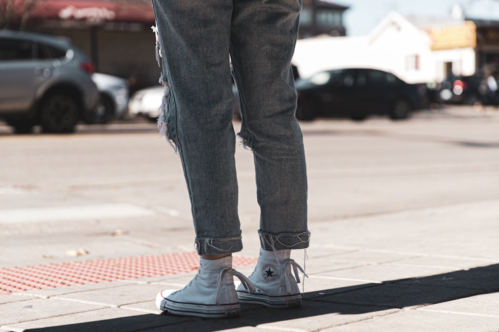 Denso evitar Agencia de viajes Foto par de zapatillas altas Converse blancas – Imagen Gris gratis en  Unsplash