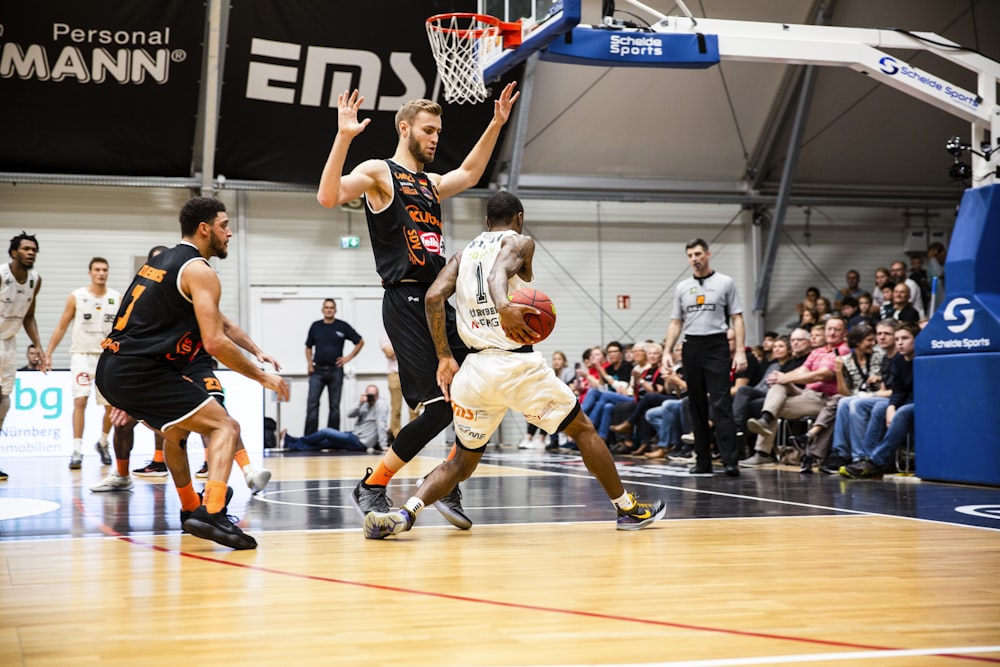 pessoa jogando basquete