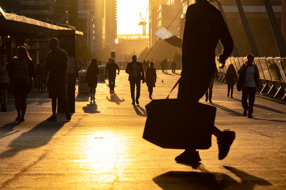 homme marchant sur le champ portant un sac