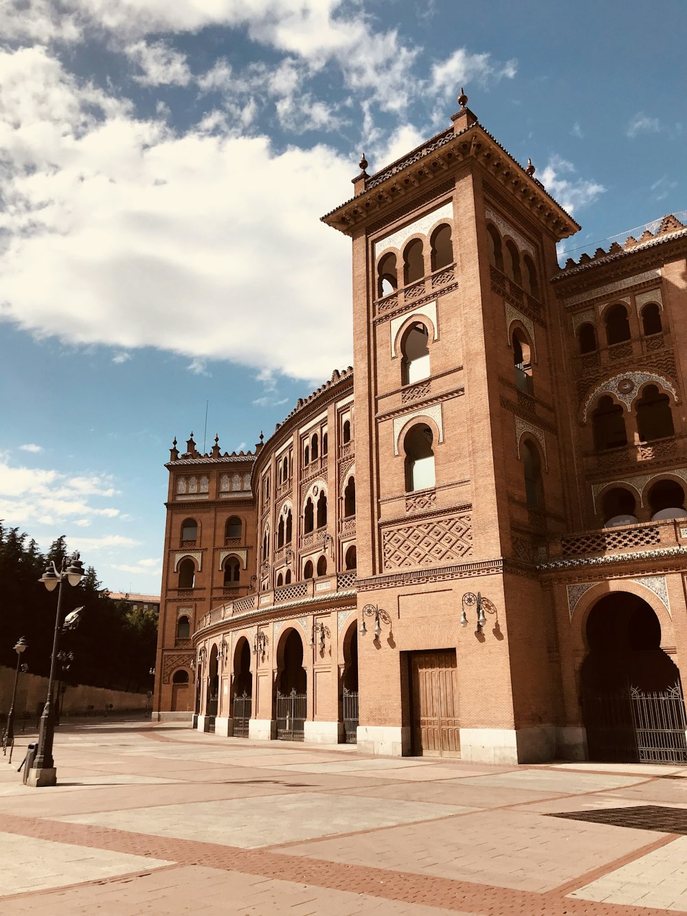 Las Ventas in Madrid tagsüber unter weißem und blauem Himmel