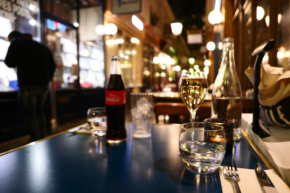 Botella de Coca-Cola sobre mesa de madera negra