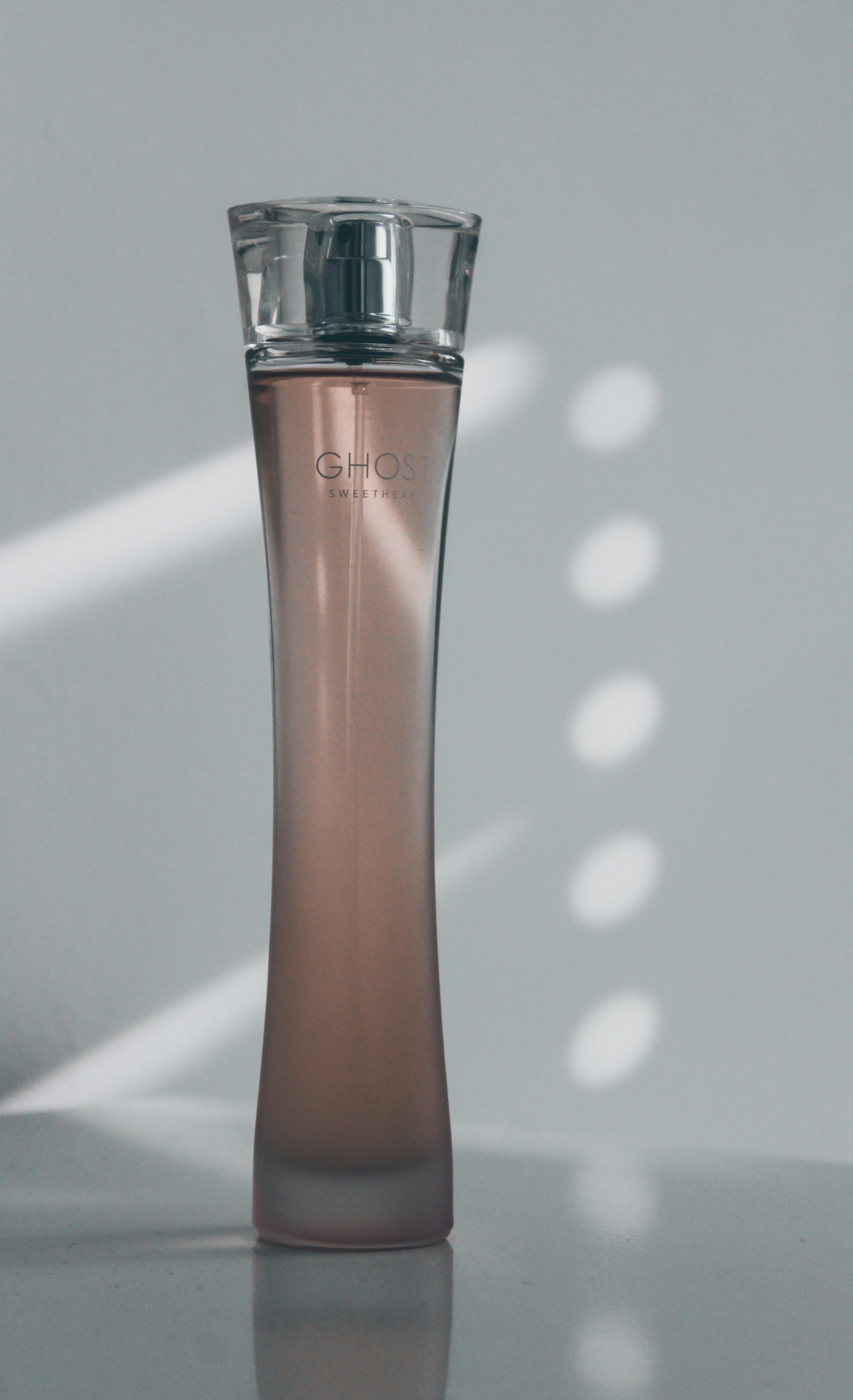 frasco de perfume rosa