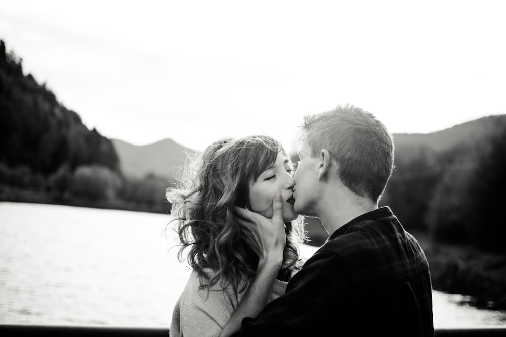 키스하는 남자와 여자의 회색조 사진
