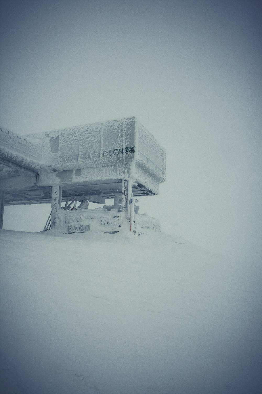 Un bâtiment sur une colline couverte de neige