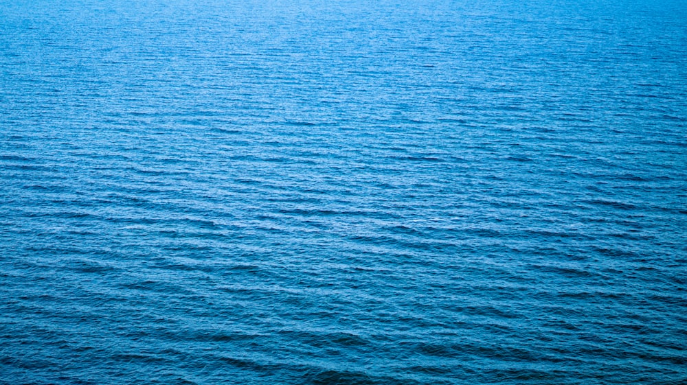 mar azul en calma