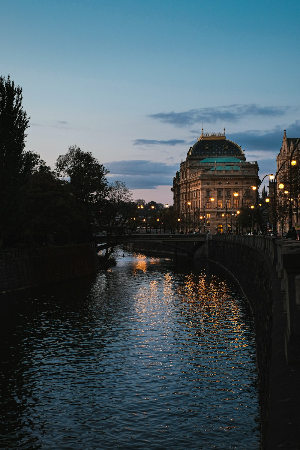 Brücke über ruhiges Gewässer