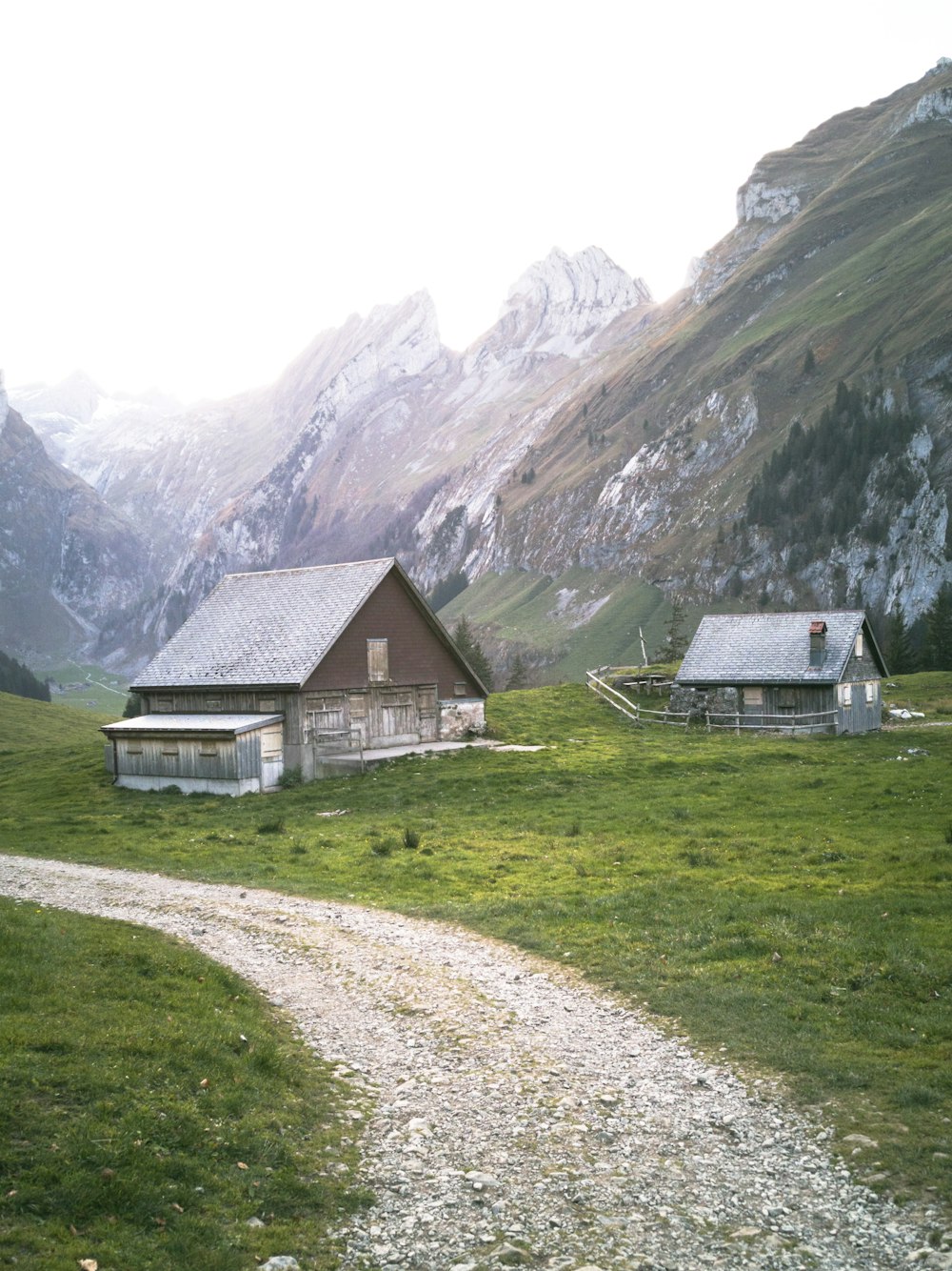 Maison brune et blanche