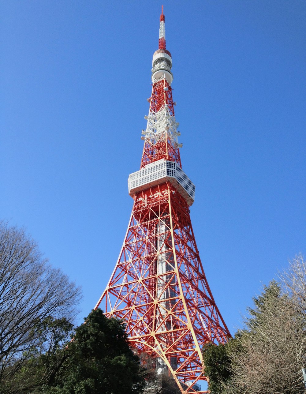 Foto de ángulo bajo de la torre roja y blanca