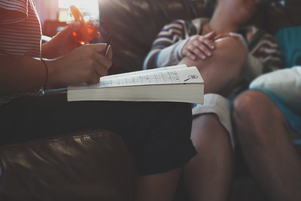 Geöffnetes Buch auf dem Schoß der Person