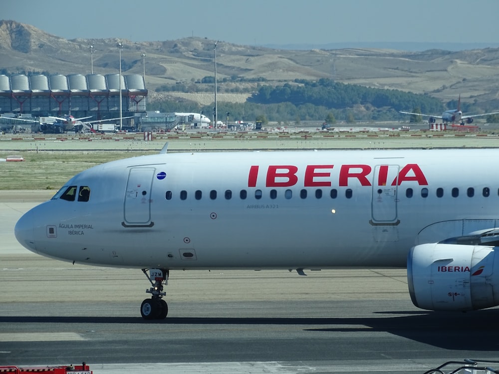 Aereo di linea Iberia parcheggiato in porto