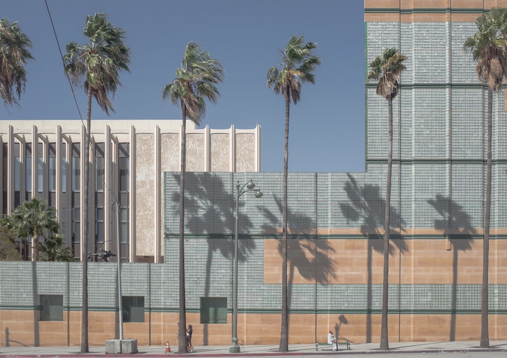 Edificio de hormigón gris y azul