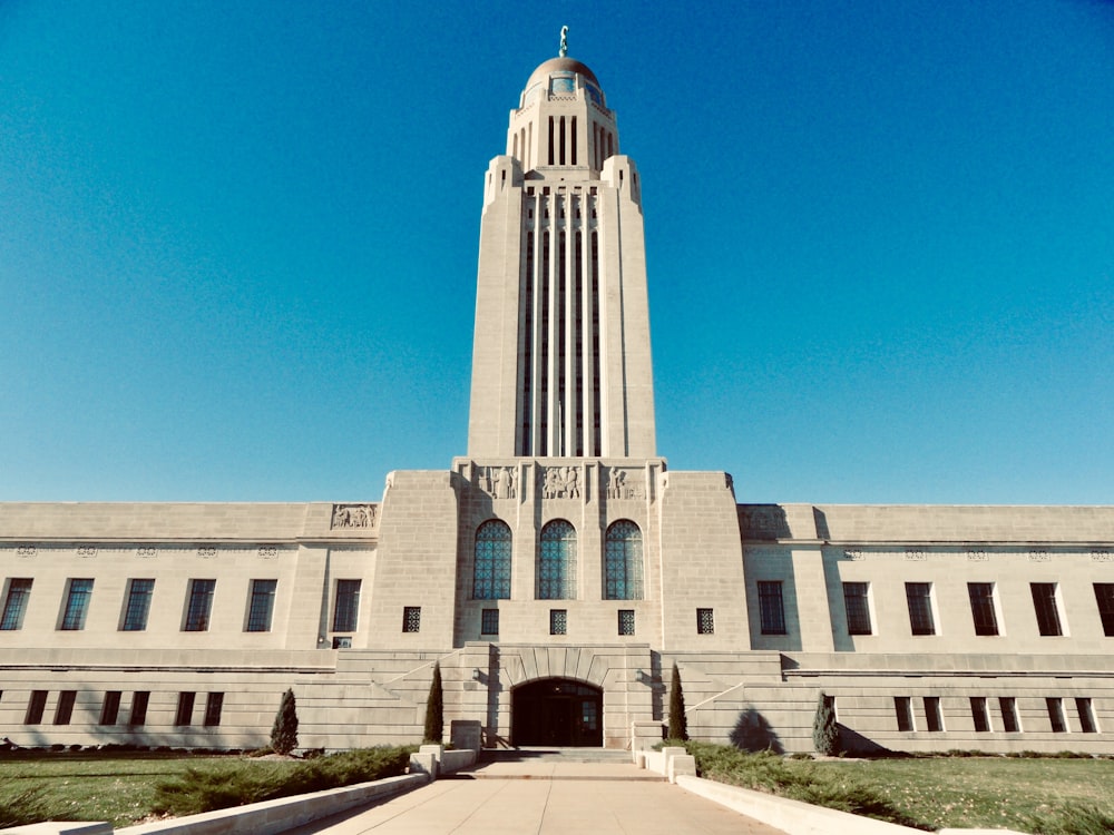 edifício de concreto branco