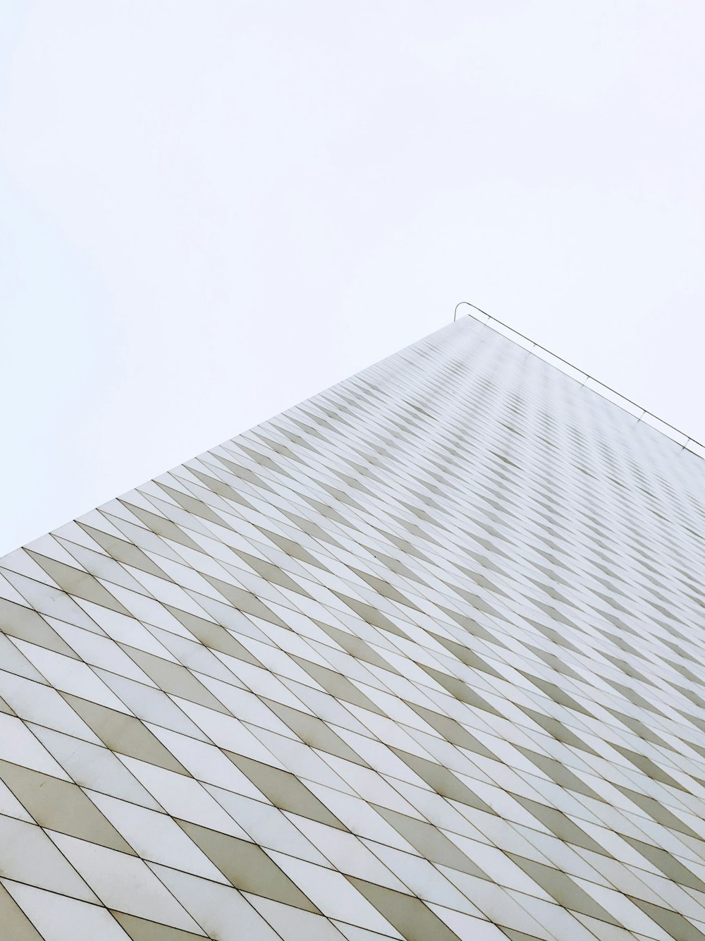 회색 콘크리트 고층 건물
