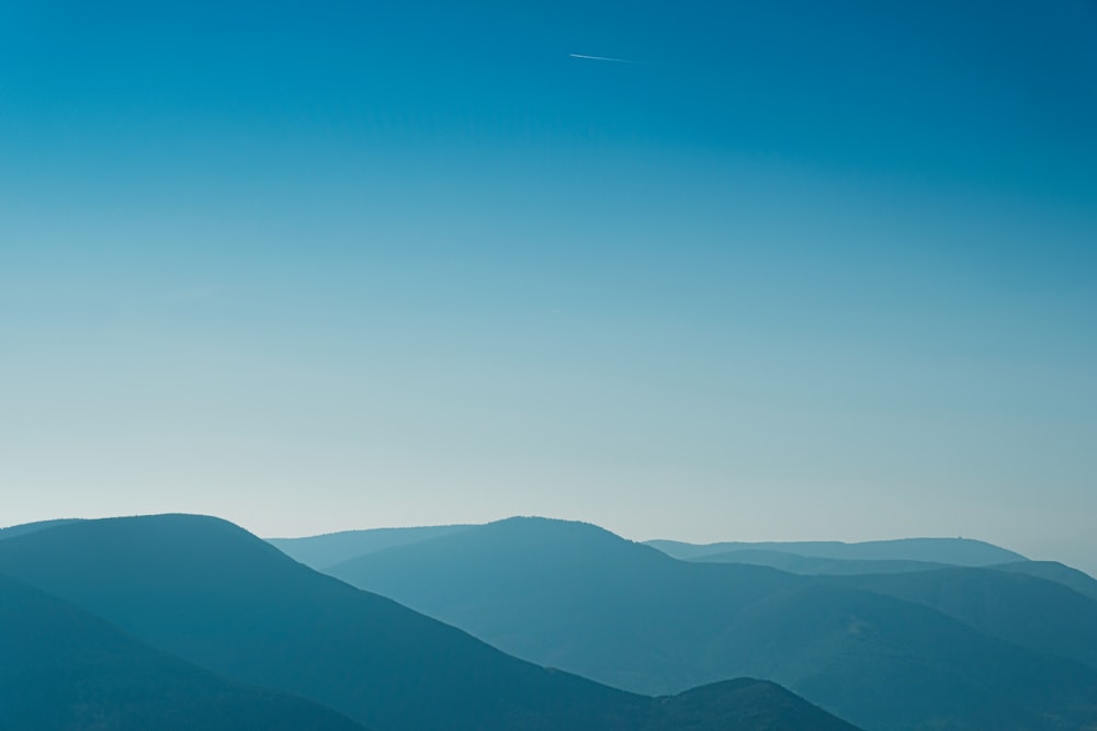 Chaîne de montagnes sous ciel bleu