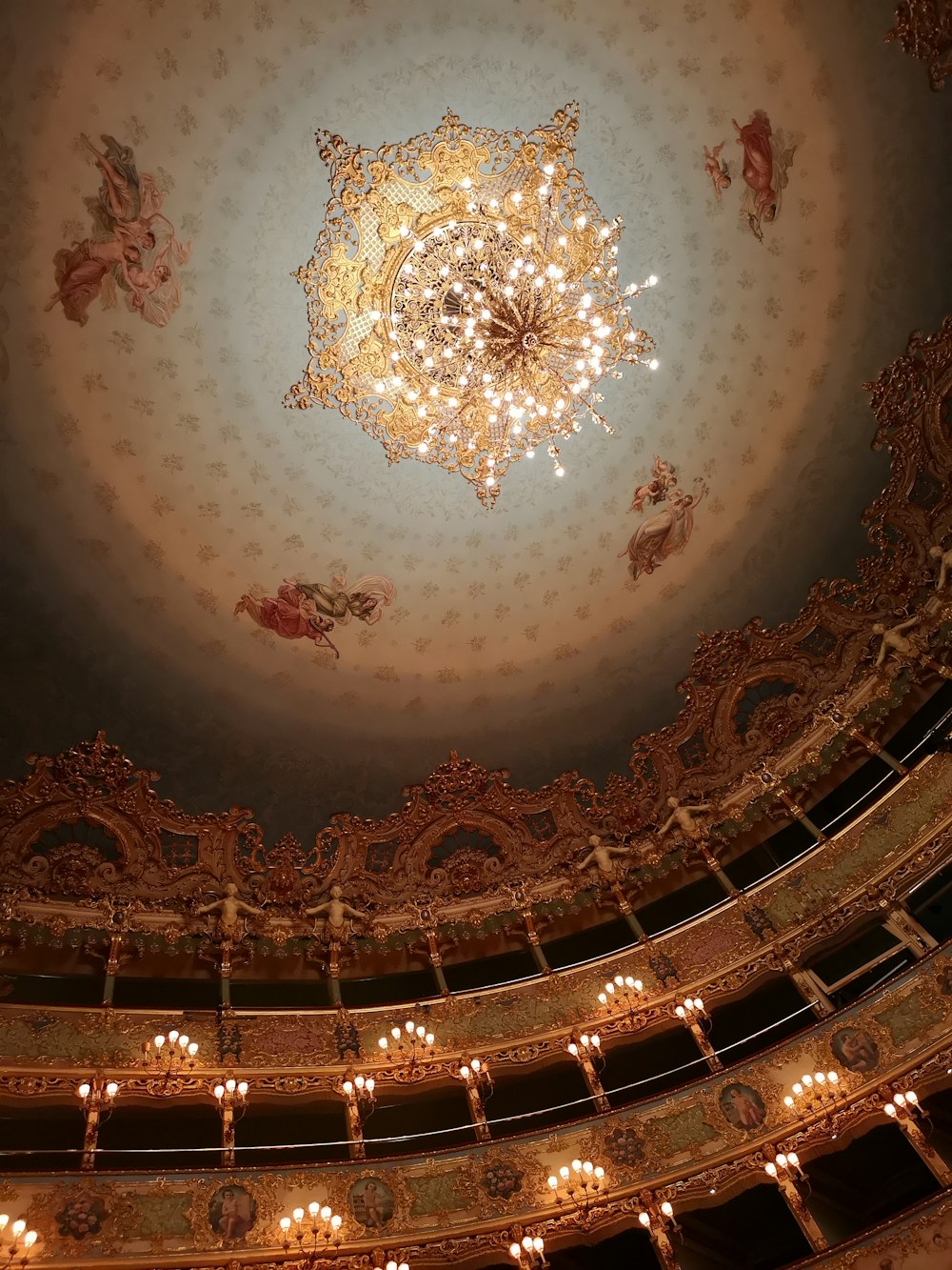 Una lámpara de araña que cuelga del techo de un teatro