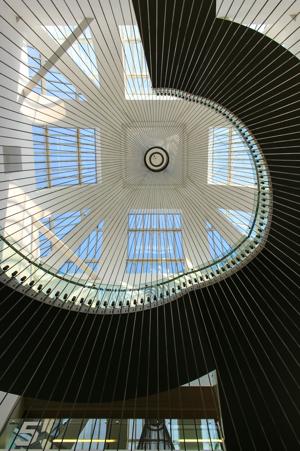 Die Decke eines Gebäudes mit einem spiralförmigen Design