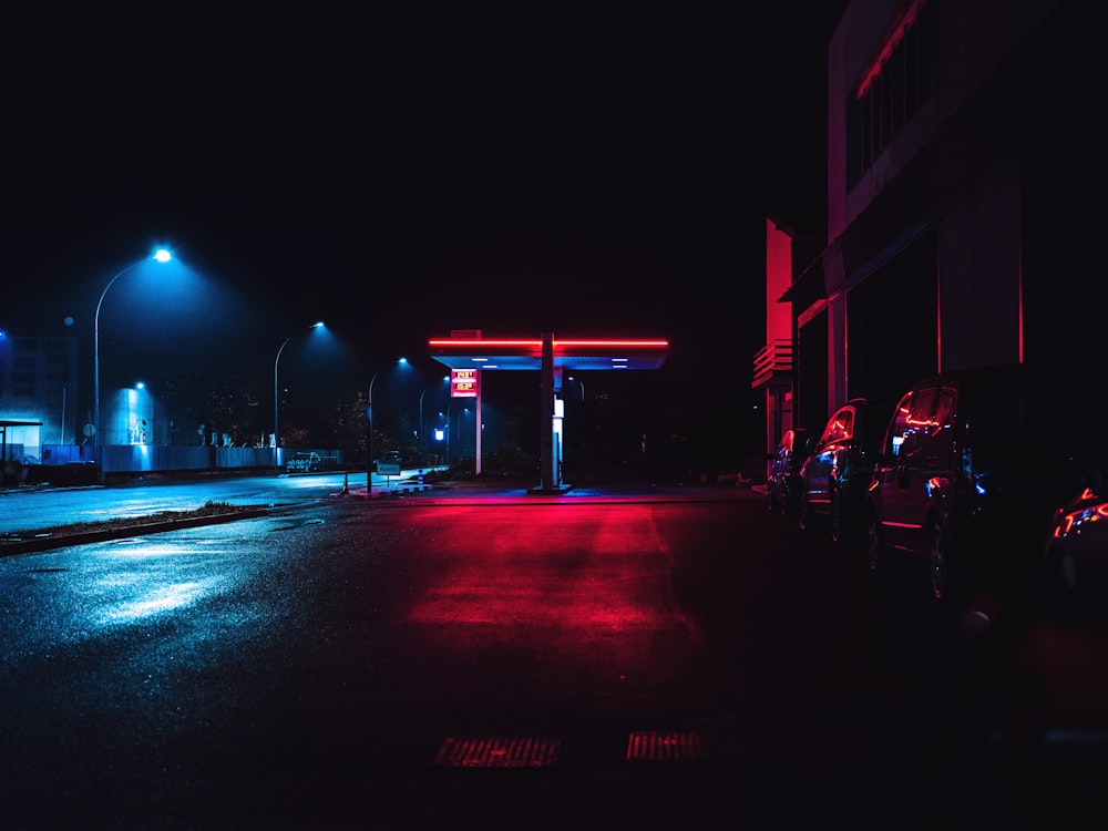 Carretera vacía con luz negra