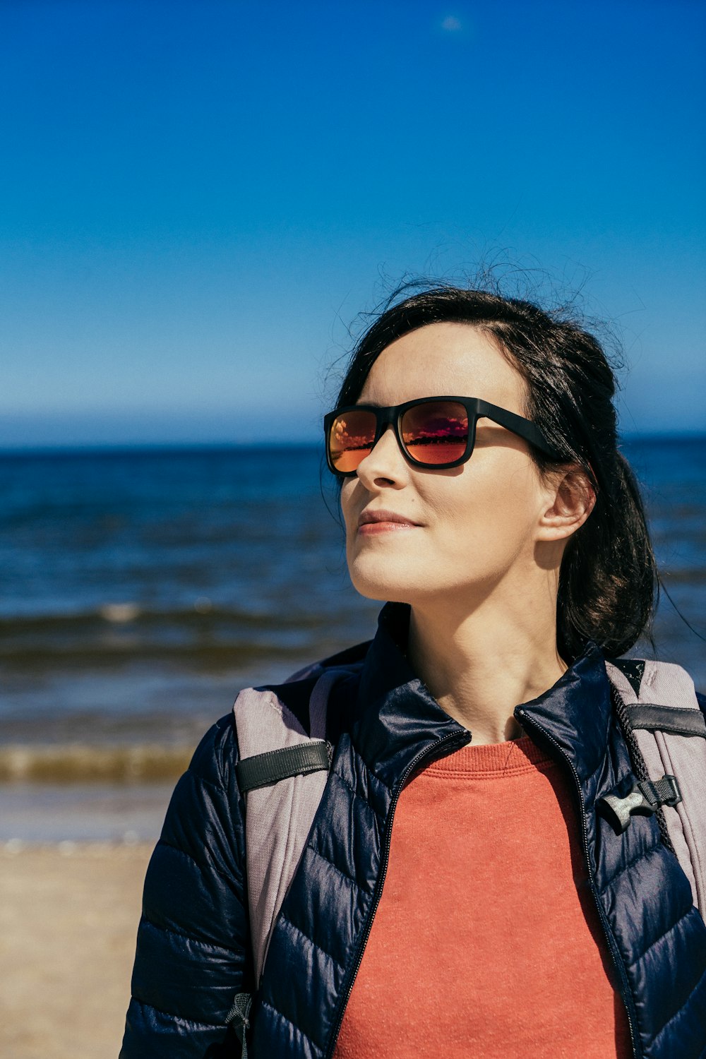 donna in giacca a bolle con occhiali da sole