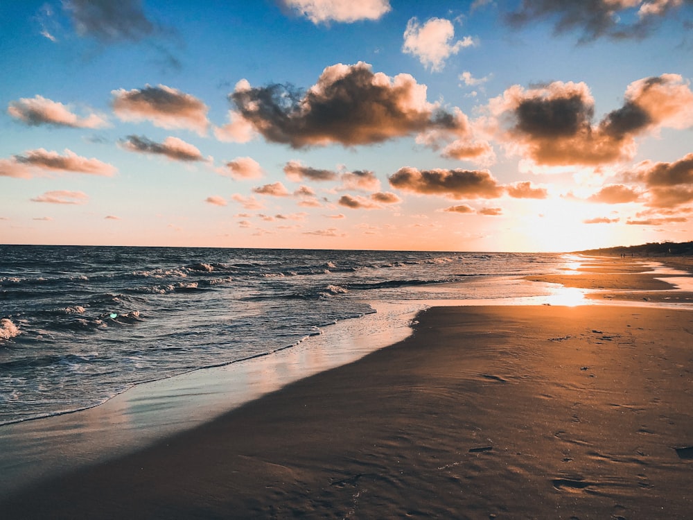 Plage pendant l’heure dorée