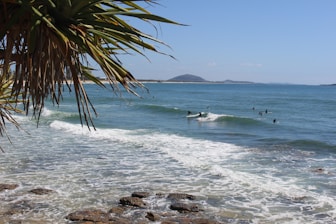 sea waves during daytime