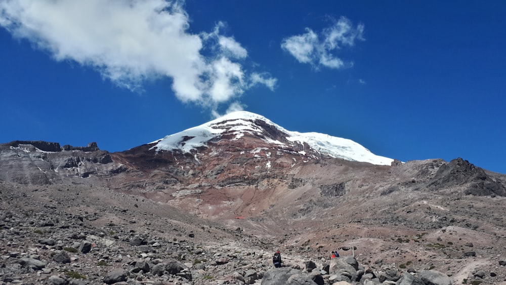 cume da montanha sob o céu branco e azul