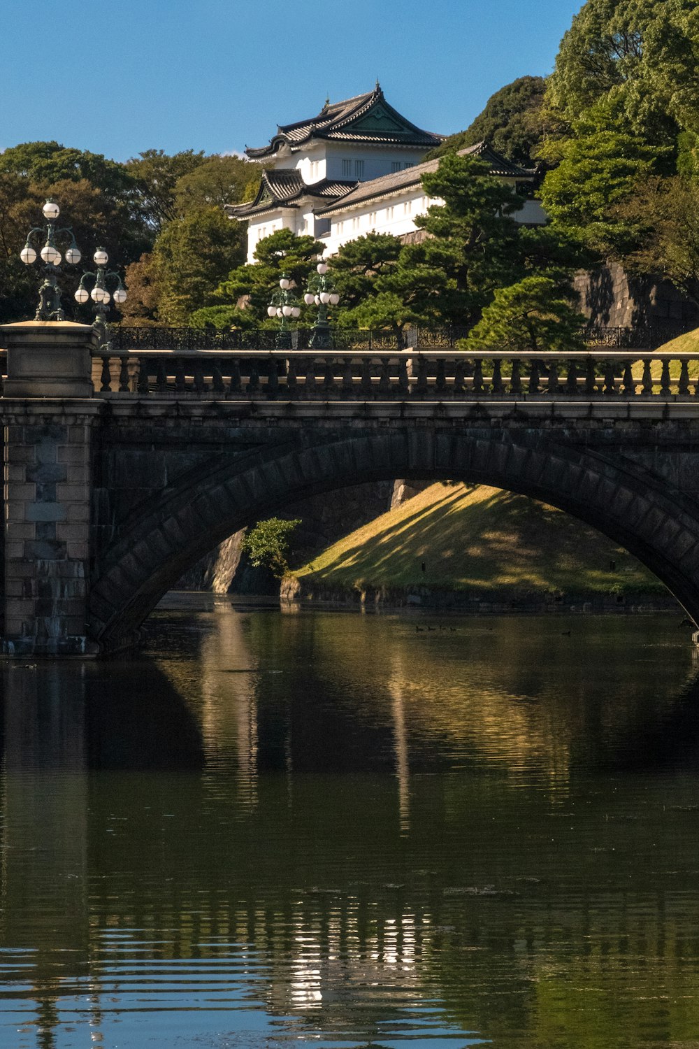 pont en béton gris