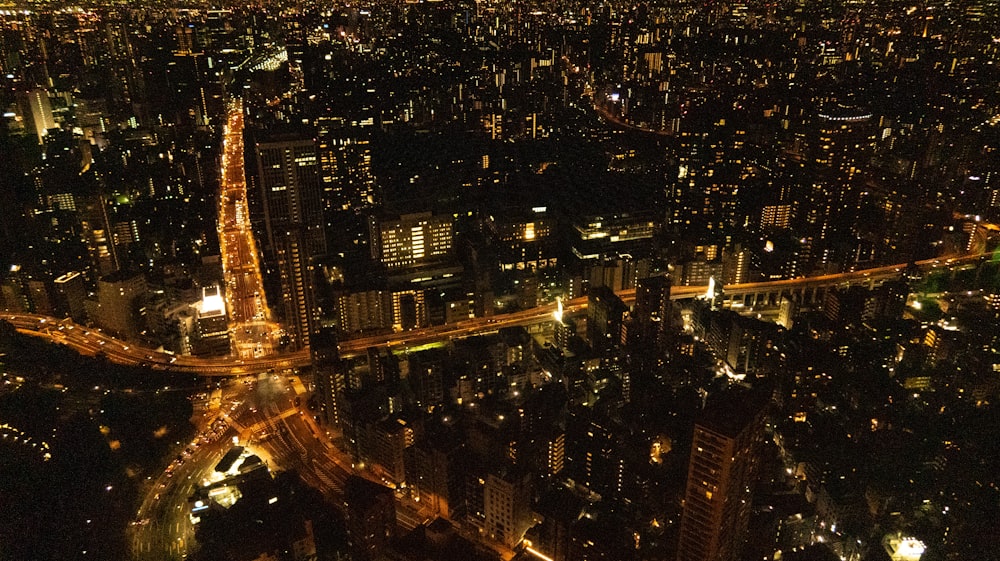 Fotografía aérea de la ciudad con luces