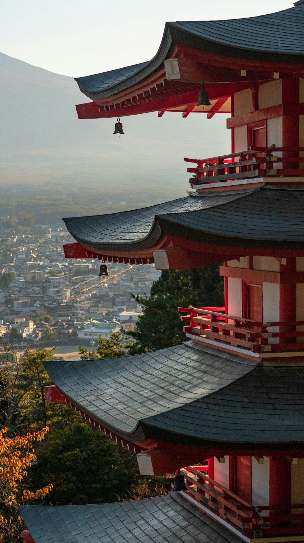 Templo de la pagoda roja y marrón durante el día
