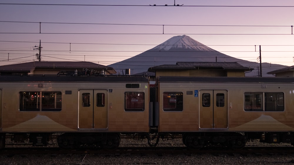 日中のベージュの電車