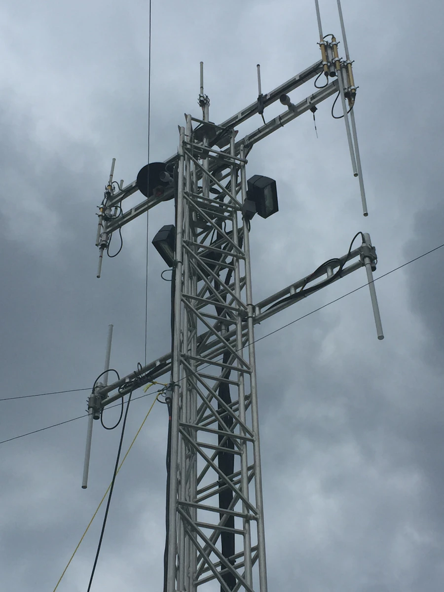Torre con antenne radio per telecomunicazioni professionali