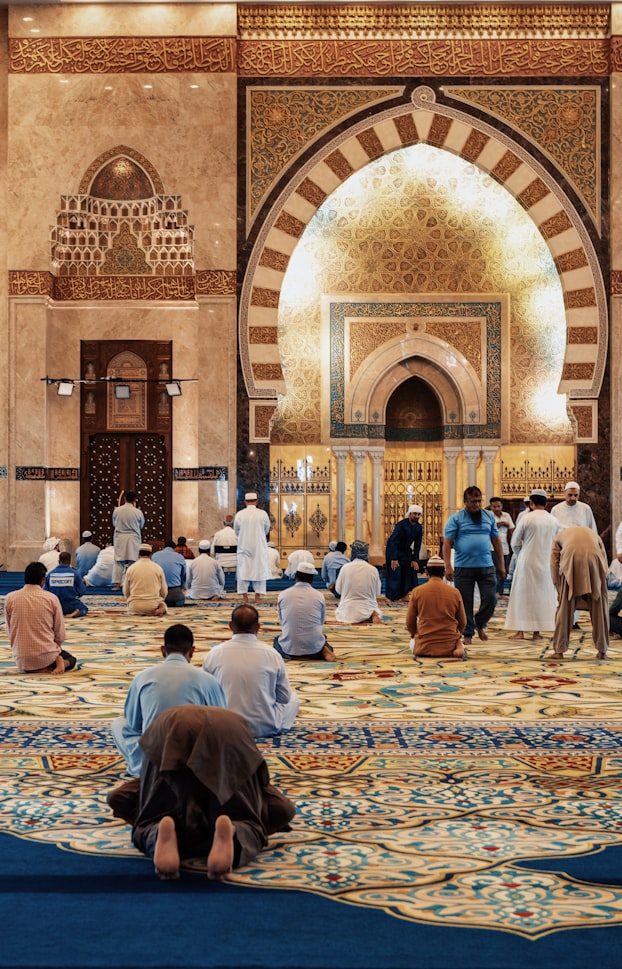 musulmani riuniti in una moschea