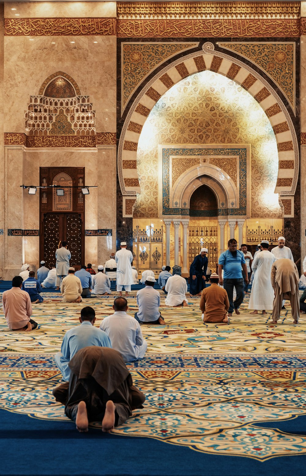 homens ajoelhados e curvados dentro do edifício