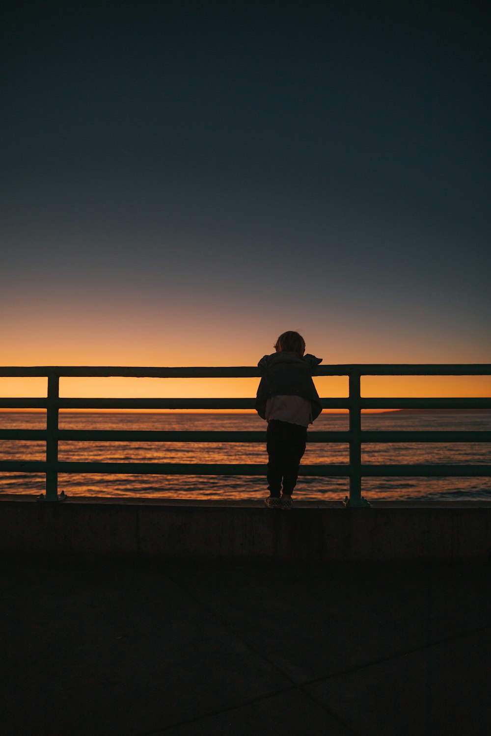Photographie de silhouette d’une personne à la plage