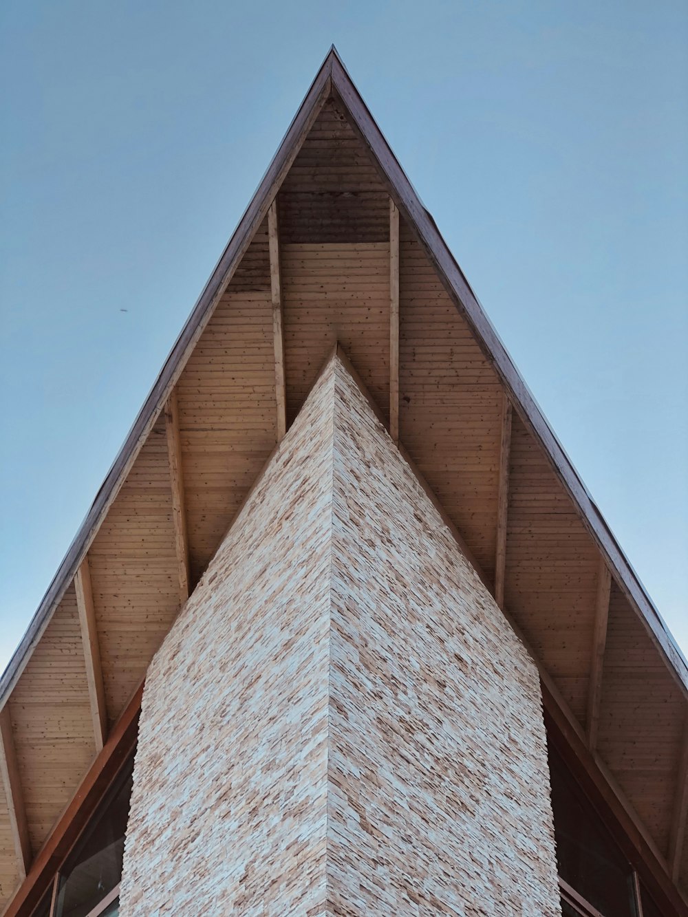 casa di legno marrone