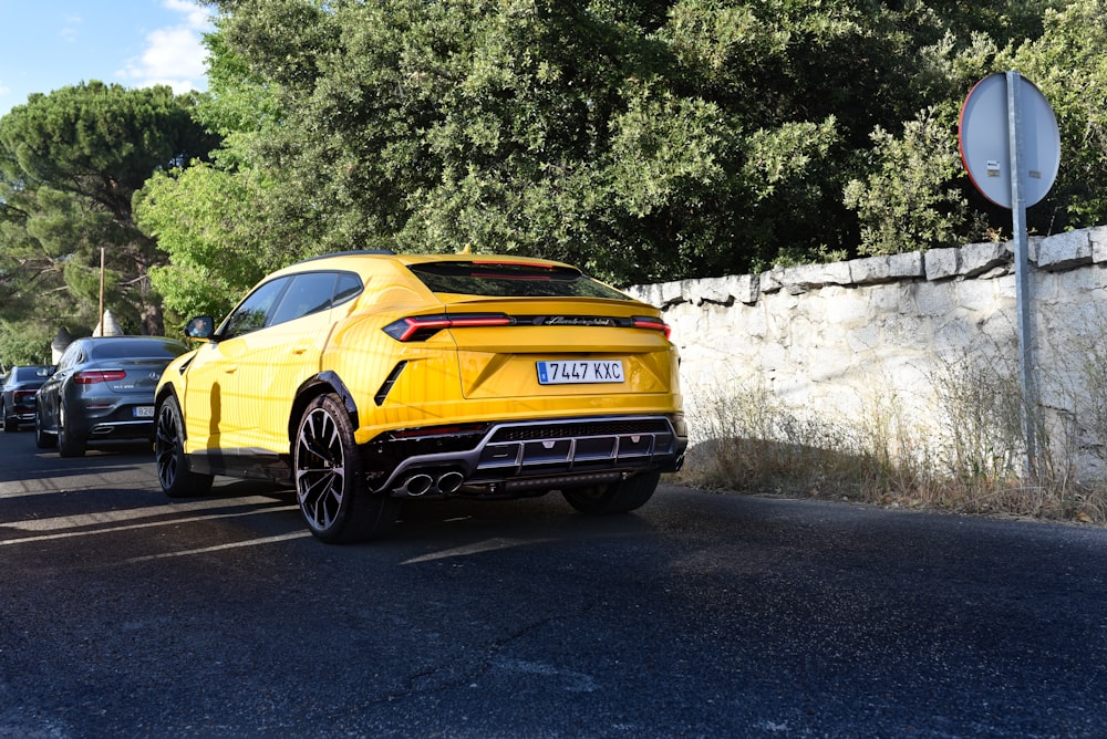 SUV parcheggiato accanto al muro con il cartello stradale